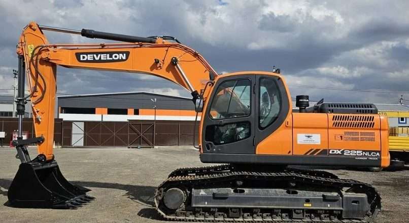 Гусеничный экскаватор для работы на мягких и болотистых грунтах