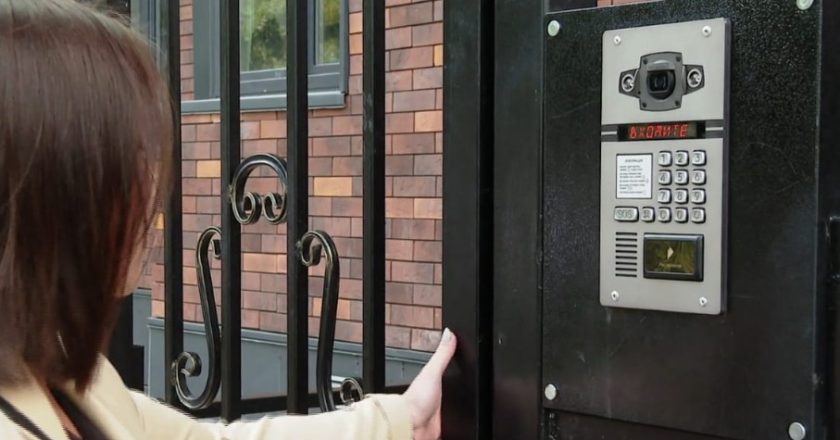Как домофоны меняют подход к безопасности подъезда