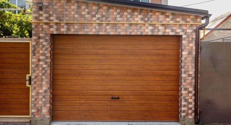 Какие гаражные ворота выбрать для кирпичного гаража: сравнение типов и решений