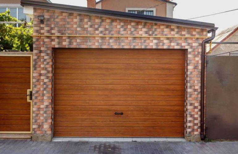 Какие гаражные ворота выбрать для кирпичного гаража: сравнение типов и решений